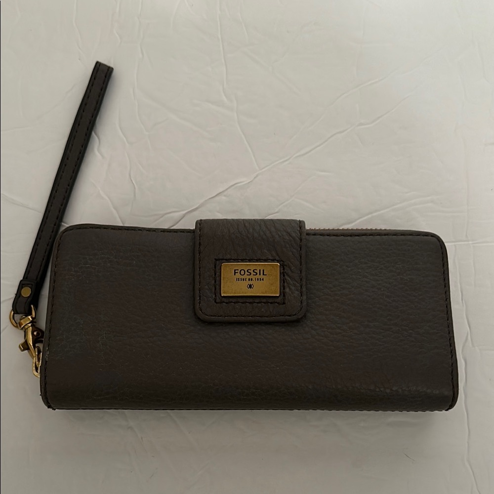 Fossil Issue No. 1954 Grey
Pebbled Leather Wristlet Wallet